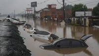 Kendaraan terendam sebagian di jalan yang terendam banjir akibat hujan lebat di Sao Leopoldo, negara bagian Rio Grande do Sul, Brasil. AP/Andre Penner