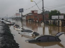 Mobil-mobil Jadi Saksi Bisu Parahnya Banjir di Brasil