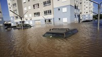 Banjir menewaskan sedikitnya 147 orang, dan 127 orang masih hilang. Mobil-mobil di sejumlah permukiman pun tak luput dari terjangan banjir. AP/Carlos Macedo