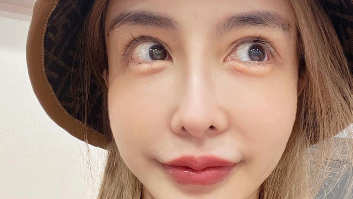 Model cantik, Fang Qiyuan menemukan benda asing di wajahnya.