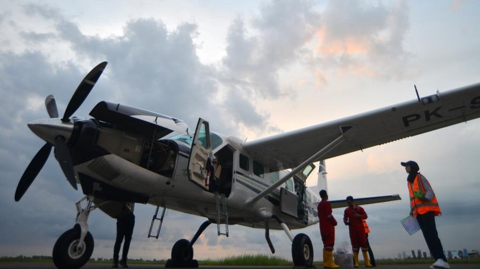 Modifikasi cuaca Sumbar untuk pencegahan bencana Petugas Smart Aviation berbincang dengan tim usai menabur garam untuk modifikasi cuaca di Bandara Internasional Minangkabau (BIM) Padang Pariaman, Sumatera Barat, Rabu (15/5/2024). Tim penabur menaburkan 2 ton garam pada Rabu (15/5/202) ke langit wilayah Sumbar di ketingggian 10-12 ribu kaki dalam kegiatan teknologi modifikasi cuaca pengendalian dampak bencana di daerah itu yang akan dilakukan hingga lima hari ke depan. ANTARA FOTO/Iggoy el Fitra/YU