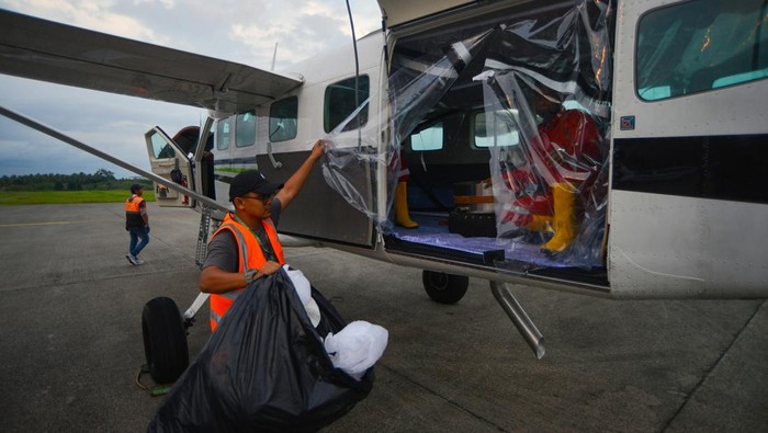 Petugas Smart Aviation berbincang dengan tim usai menabur garam untuk modifikasi cuaca di Bandara Internasional Minangkabau (BIM) Padang Pariaman, Sumatera Barat, Rabu (15/5/2024). Tim penabur  menaburkan 2 ton garam pada Rabu (15/5/202) ke langit wilayah Sumbar di ketingggian 10-12 ribu kaki dalam kegiatan teknologi modifikasi cuaca pengendalian dampak bencana di daerah itu yang akan dilakukan hingga lima hari ke depan. ANTARA FOTO/Iggoy el Fitra/YU