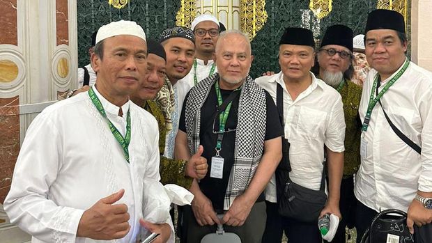 Ustaz H. Muhammad Hafizd (ketiga dari kiri) bersama jemaah umrah yang dipandunya