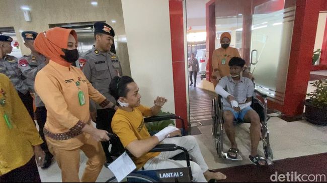 Murid SMK Lingga Kencana korban luka kecelakaan yang dirawat di RS Brimob dipulangkan. (Devi/detikcom)