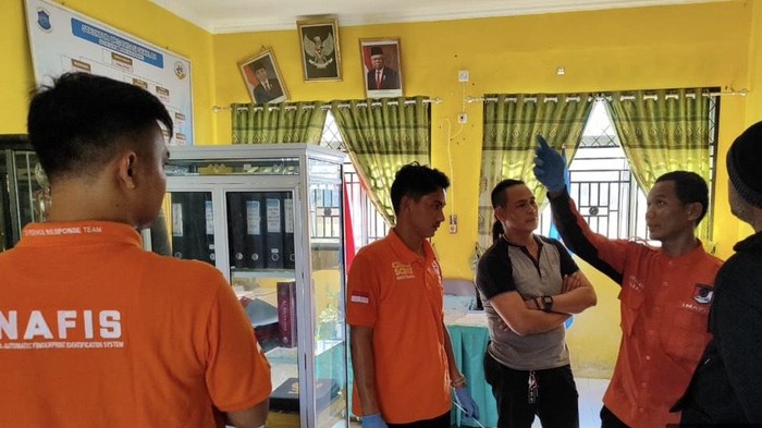Polisi masih menyelidiki laporan kasus pencurian di SD Negeri 62 Pangkalpinang. Mereka melakukan olah TKP dan memeriksa sejumlah saksi.
