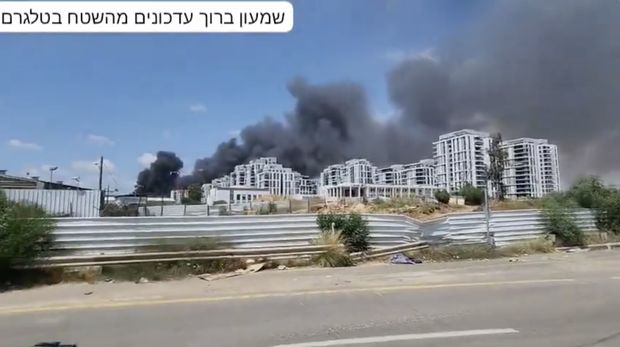 Pangkalan Militer Israel di Tel Hashomer terbakar. (X @Sprinterfactory)