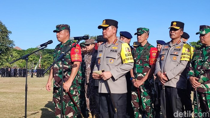 Pangkogabwilhan II Marsekal Madya Muhammad Khairil Lubis dan Kabaharkam Polri Komjen Mohammad Fadil Imran memberikan keterangan pers seusai apel gelar pasukan pengamanan WWF di Lapangan Monumen Bajra Sandhi, Denpasar, Rabu (15/5/2024). (Ahmad Firizqi Irwan/detikBali)