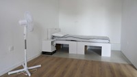 Tempat tidur tersebut didesain khusus oleh Airweave yang juga membuat ranjang untuk Olimpiade Tokyo 2020 di Jepang. Ranjang tersebut dibuat dengan rangka karton 100 persen yang dapat didaur ulang dan dirancang akan hancur jika menanggung beban tertentu. (Foto: AP/Pascal Rossignol)