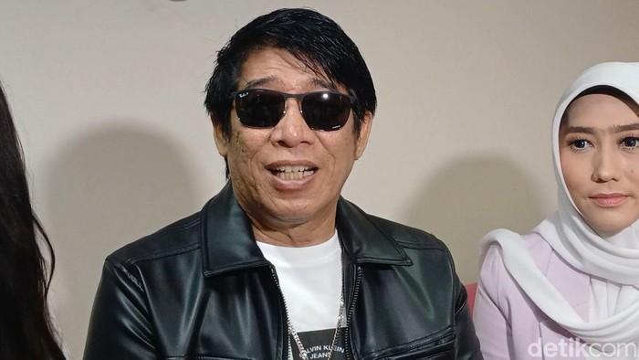 Parto Patrio dan keluarga saat ditemui di kawasan Transmedia.