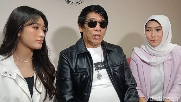 Parto Patrio dan keluarga saat ditemui di kawasan Transmedia.