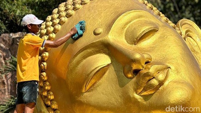 Patung Buddha Tidur di Mojokerto dimandikan jelang peringatan Waisak