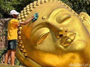 Sambut Waisak, Patung Buddha Tidur Terbesar di Indonesia Dimandikan