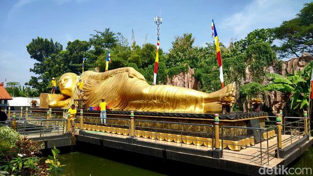Patung Buddha Tidur di Mojokerto dimandikan jelang peringatan Waisak