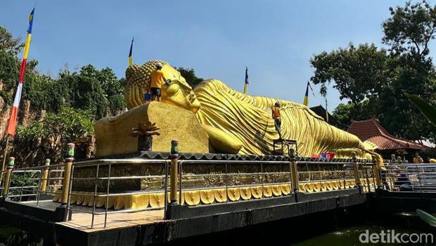 Patung Buddha Tidur di Mojokerto dimandikan jelang peringatan Waisak