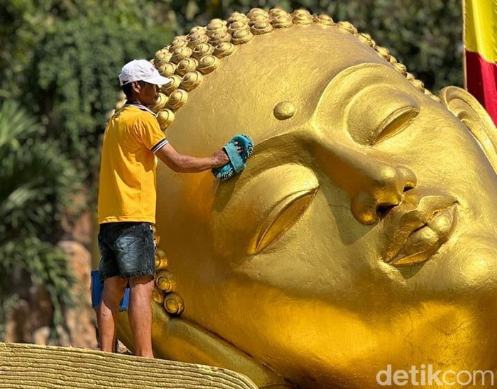 Patung Buddha Tidur di Mojokerto dimandikan jelang peringatan Waisak