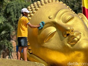 Patung Buddha Tidur Terbesar di Indonesia Dimandikan Jelang Waisak