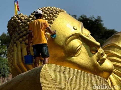 Patung Buddha Tidur di Mojokerto dimandikan jelang peringatan Waisak