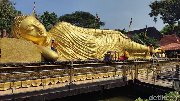 Patung Buddha Tidur di Mojokerto dimandikan jelang peringatan Waisak