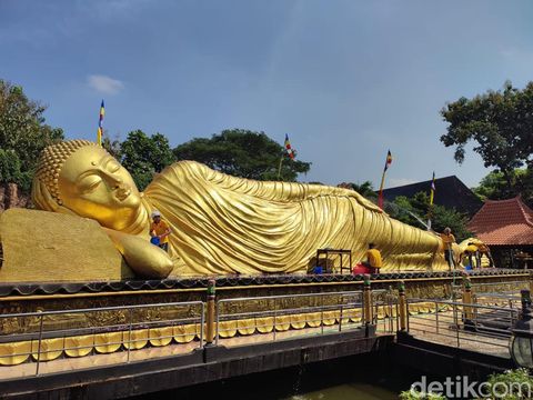 Patung Buddha Tidur di Mojokerto dimandikan jelang peringatan Waisak