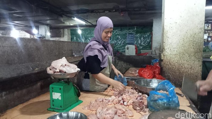 Pedagang ayam di Pasar Petisah, Rabu (15/05/2024). (Salamah Harahap/detikSumut)