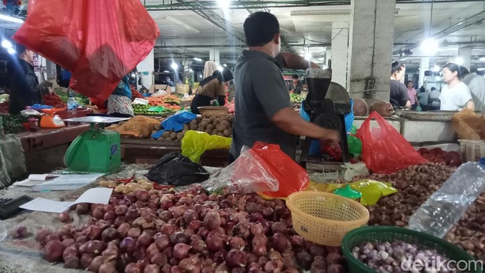 Pedagang bawang merah di Pasar Petisah (Salamah Harahap/detikSumut).