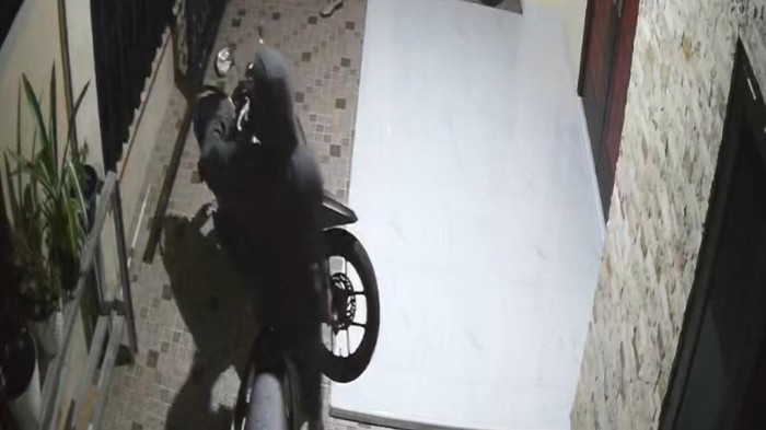 Pelaku curanmor tertangkap CCTV.