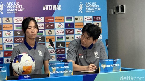 Pelatih Timnas Putri Korsel U-17 Kim Eun Jung bersama penerjemah saat konferensi pers menjelang laga semifinal Piala Asia Wanita U-17 di Gianyar, Rabu (15/5/2024). (Foto: Siti Muamalah/detikBali)