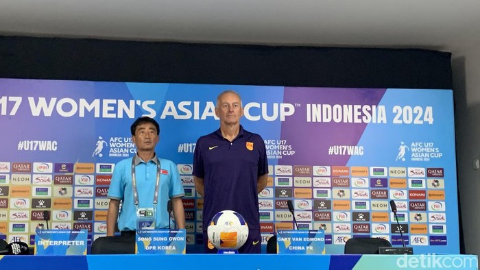 Pelatih Timnas Putri Korut U-17 Song Sung Gwon dan Pelatih Timnas Putri China U-17 Gary Van-Egmond saat konferensi pers jelang laga semifinal Piala Asia Wanita U-17 di Gianyar, Rabu (15/5/2024). (Foto: Siti Muamalah/detikBali)