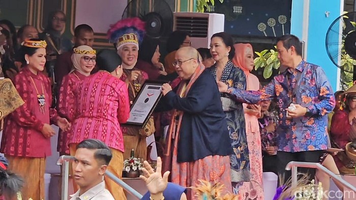 Pemberian rekor MURI untuk parade mobil hias, kriya dan budaya Dekranas ke-44 tahun.