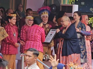 Momen Iriana Joget Nikmati Musik Angklung di HUT Dekranas