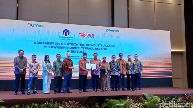 Penandatanganan Perjanjian Penggunaan Tanah Industri (PPTI) antara SEG Solar yaitu produsen photovoltaic asal Amerika Serikat dengan Grand Batang City /Almadinah Putri Brilian - detikcom