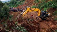 Proses mencarian korban turut melibatkan eskavator.  