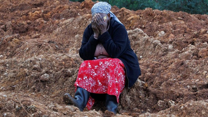 Pencarian Korban Longsor di Kiambu Kenya Esther Kinyanjui reacts as she sits near the search and rescue operations for people who are feared trapped at the scene of a landslide following heavy rains within Matathia area of Kimende Escarpment, in Kiambu County, Kenya May 15, 2024. REUTERS/Monicah Mwangi