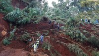 Longsor terjadi di kawasan Matathia di Tebing Kimende, di Kabupaten Kiambu, Kenya 15 Mei 2024.  