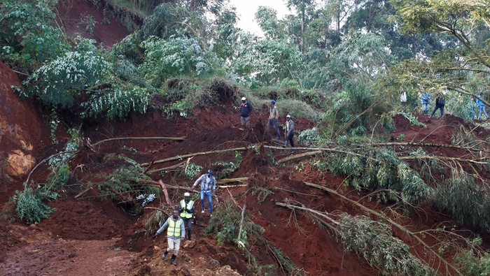 Esther Kinyanjui reacts as she sits near the search and rescue operations for people who are feared trapped at the scene of a landslide following heavy rains within Matathia area of Kimende Escarpment, in Kiambu County, Kenya May 15, 2024. REUTERS/Monicah Mwangi