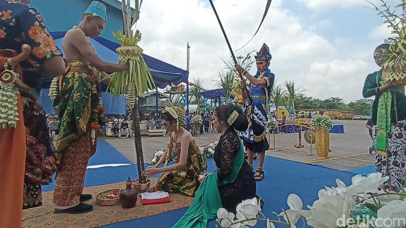Manten tebu Pabrik Gula di Blitar