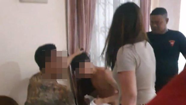 Penggerebekan istri selingkuh di salah satu hotel di Jombang.