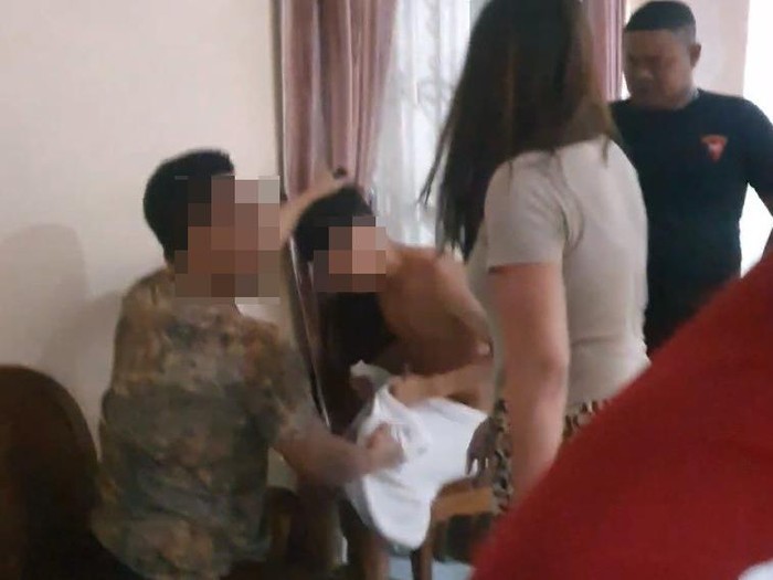 Penggerebekan istri selingkuh di salah satu hotel di Jombang.