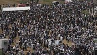 Sekitar 3.000 orang yang turun ke jalan juga mendesak diakhirinya perang Israel di Gaza. Warga turun ke jalan dekat Kota Haifa untuk memperingati Nakba atau malapetaka. Banyak mengibarkan bendera Palestina dan mengenakan kafiyeh selama peringatan tahunan itu. Jarang unjuk rasa Palestina diizinkan di Israel selama perang di Gaza.  