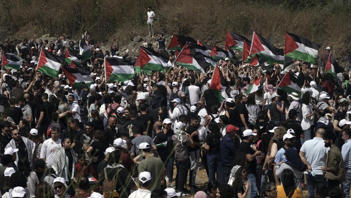 Pengungsi Palestina di Israel Peringati Hari Nakba People take part in a march in support of the Palestinian people ahead the Nakba day at the Al Kasayir village, in Haifa, Tuesday, May 14, 2024. Palestinians on Wednesday, May 15, 2024, will mark the 76th year of their mass expulsion from what is now Israel. They refer to it as the Nakba, Arabic for catastrophe. (AP Photo/Mahmoud illean)