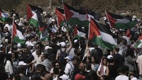 Masyarakat melakukan aksi unjuk rasa mendukung rakyat Palestina saat Hari Nakba di desa Al Kasayir, Haifa, Selasa (14/5/2024). Haifa dulunya merupakan kota Palestina yang saat ini dikuasai Israel.  