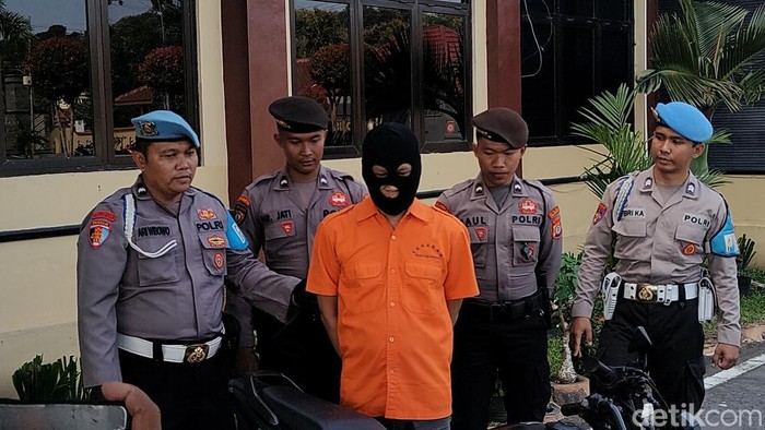 Pelaku kasus penipuan dan pencurian modus pegawai bank saat dihadirkan dalam jumpa pers di Mapolres Kulon Progo, Rabu (15/5/2024).