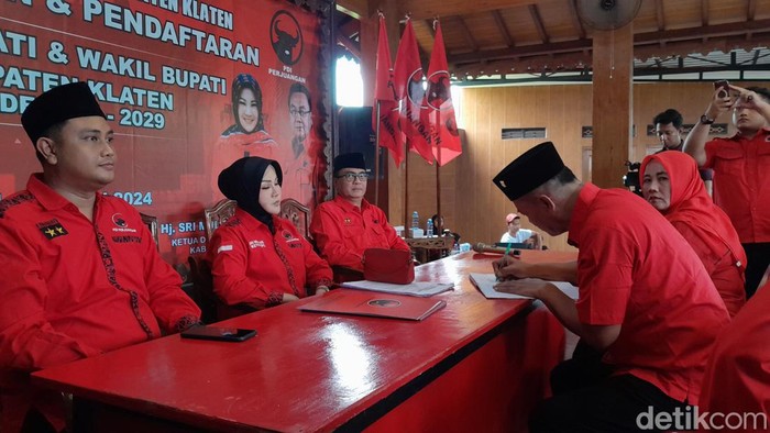 Tiga kader PDIP langsung mengambil formulir begitu penjaringan dibuka di Kantor DPC PDIP Klaten, Rabu (15/5/2024).
