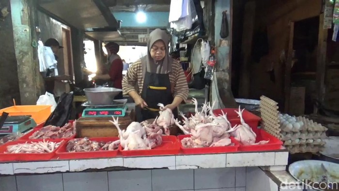 Penjual daging ayam di pasar tradisional Sumedang