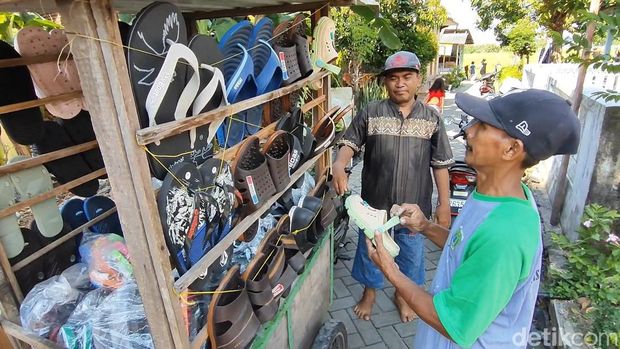 Penjual sandal keliling di Pasuruan naik haji usai 22 tahun menabung