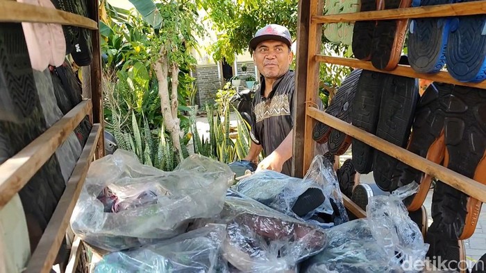 Penjual sandal keliling di Pasuruan naik haji usai 22 tahun menabung