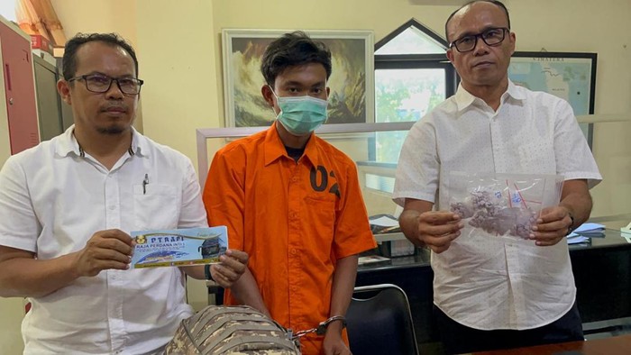 Penumpang asal Medan saat digeledah polisi dan ditemukan 300 pil ekstasi