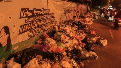 Potret Tumpukan Sampah Makan Jalan di Yogyakarta