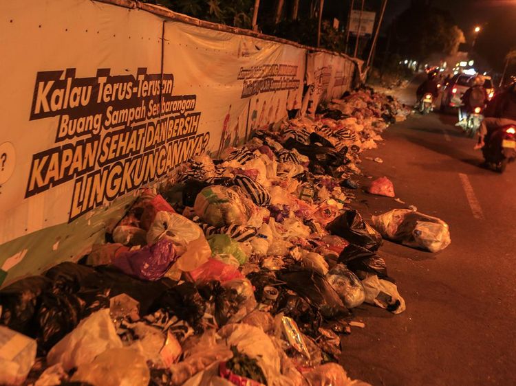Potret Tumpukan Sampah Makan Jalan di Yogyakarta