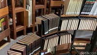 Ilmi salah satu pengunjung asal Sulawesi Selatan, sembari mendatangi acara di Jakarta ia sempatkan untuk mampir ke Pustaka Pahala. Ia merasa kagum dengan arsitektur perpustakaan yang tak seperti perpustakaan umumnya, 